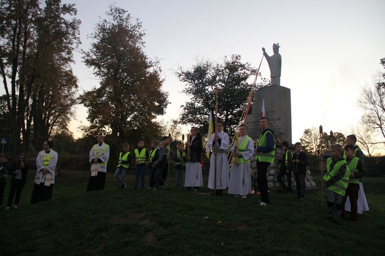 Procesja różańcowa do Jana Pawła II