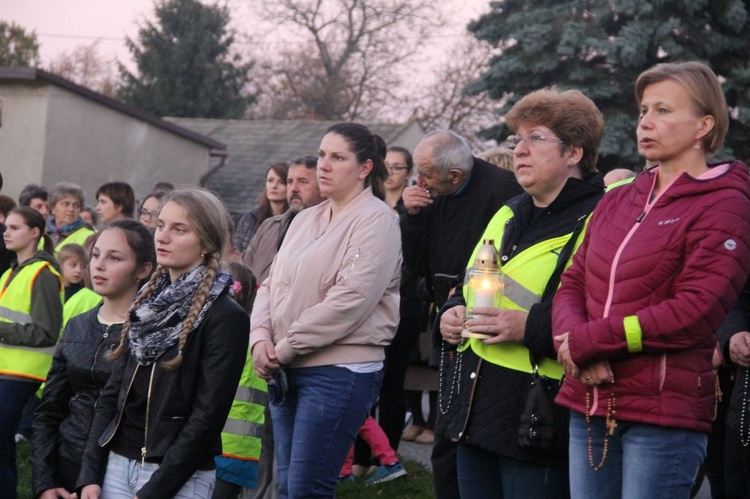 Procesja różańcowa do Jana Pawła II