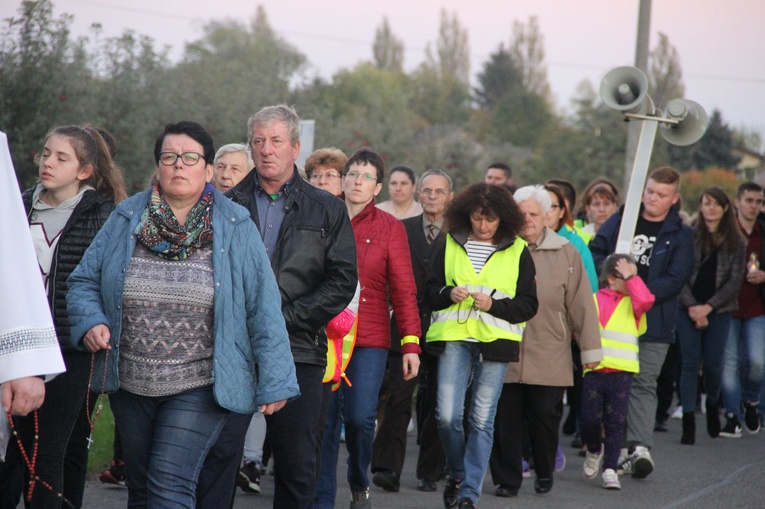 Procesja różańcowa do Jana Pawła II