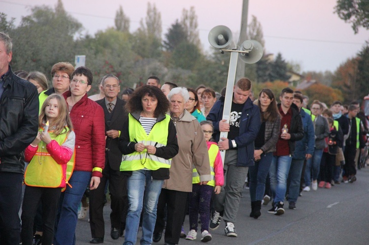 Procesja różańcowa do Jana Pawła II