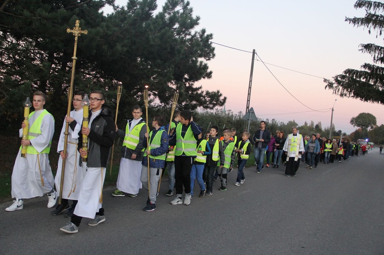 Procesja różańcowa do Jana Pawła II