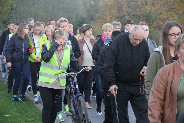 Procesja różańcowa do Jana Pawła II