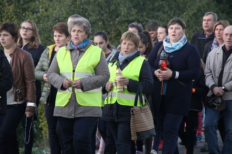 Procesja różańcowa do Jana Pawła II