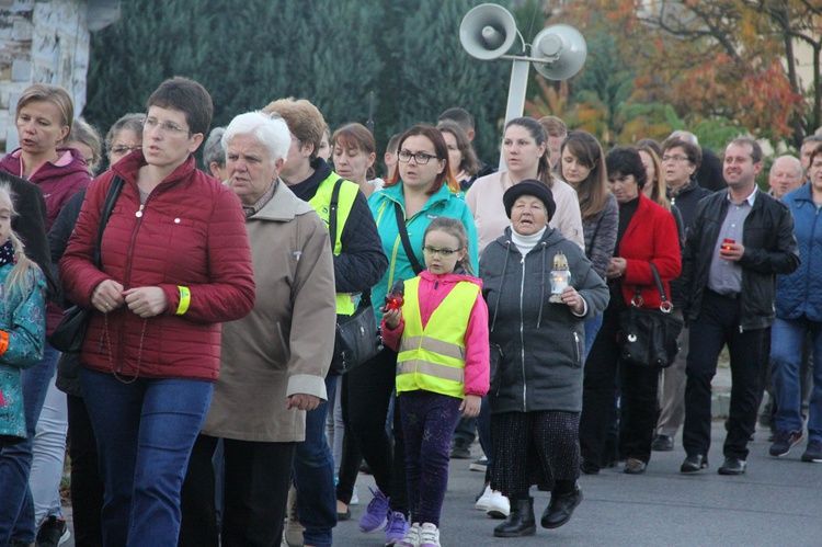 Procesja różańcowa do Jana Pawła II