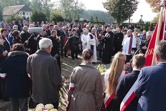 Jego grób znajduje się na cmentarzu w Nowym Kramsku. Modlitwa w 75. rocznicę śmierci o. Leandra Kubika.