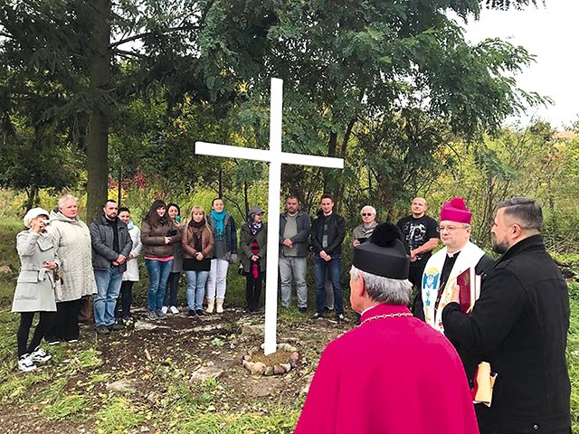 	Poświęcenie krzyża na placu, na którym ma powstać dom rekolekcyjny. Kontakt: FB – Dom Rekolekcyjny Rhema Christou