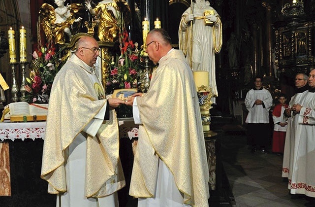 Kustosz sanktuarium przekazał proboszczowi parafii stosowne dokumenty.