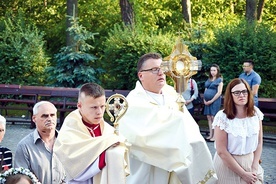Święte dzieci uczestniczyły także w procesji podczas oktawy Bożego Ciała w Międzyborowie.