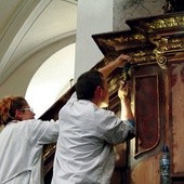 Prace przy renowacji kazalnicy w sanktuarium Dolnośląskiej Strażniczki Wiary.