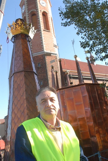 Zwieńczanie wieży kościoła MB Dobrej Rady w Krakowie-Prokocimiu