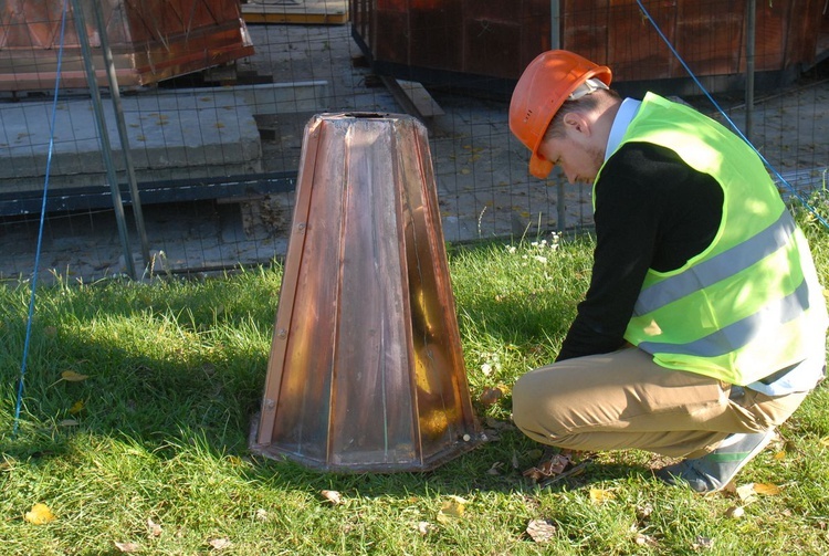 Zwieńczanie wieży kościoła MB Dobrej Rady w Krakowie-Prokocimiu