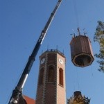 Zwieńczanie wieży kościoła MB Dobrej Rady w Krakowie-Prokocimiu