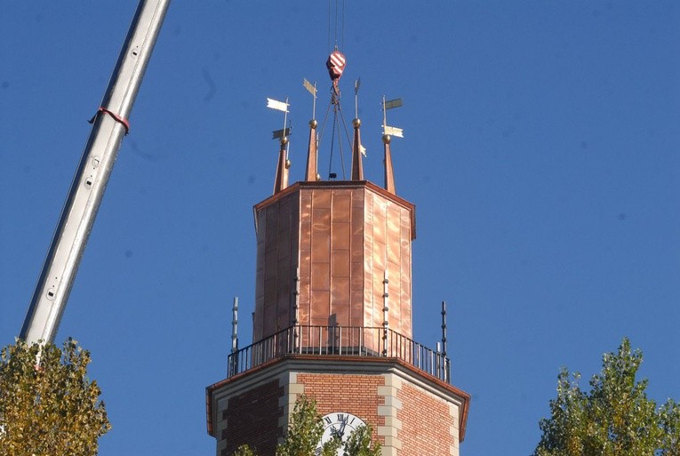 Zwieńczanie wieży kościoła MB Dobrej Rady w Krakowie-Prokocimiu