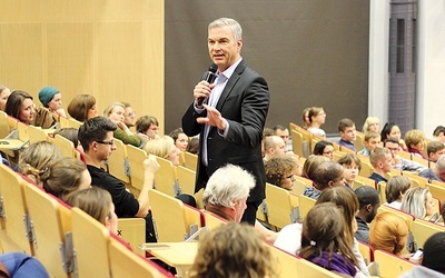 Amerykanin swoje wykłady głosi tysiącom studentów na uniwersytetach w Azji, Afryce, Europie i obu Amerykach.