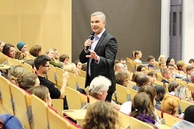 Amerykanin swoje wykłady głosi tysiącom studentów na uniwersytetach w Azji, Afryce, Europie i obu Amerykach.