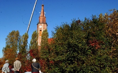 Zwieńczanie wieży kościoła MB Dobrej Rady w Krakowie-Prokocimiu