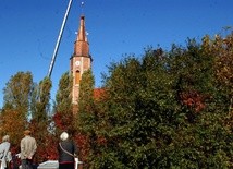 Zwieńczanie wieży kościoła MB Dobrej Rady w Krakowie-Prokocimiu