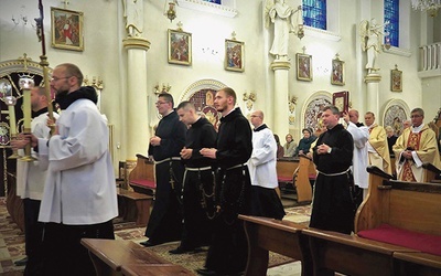 Ceremonię rozpoczęła uroczysta procesja wejścia.