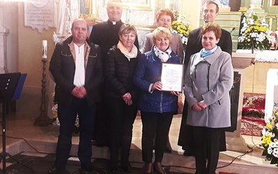 Członkowie parafialnej Caritas z ks. Robertem Kowalskim  (z lewej) i ks. Jerzym Rozmysłowskim.