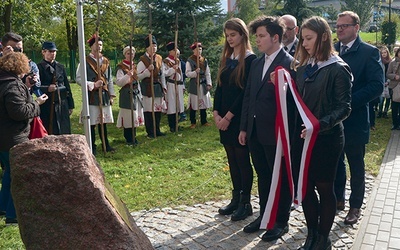 Do tej pory bohaterów upamiętniał krzyż stojący przy  ul. Warszawskiej. Teraz również głaz stojący na placu szkolnym.