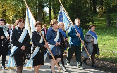 Modlitwa w drodze  do ołtarza papieskiego.