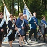 Modlitwa w drodze  do ołtarza papieskiego.