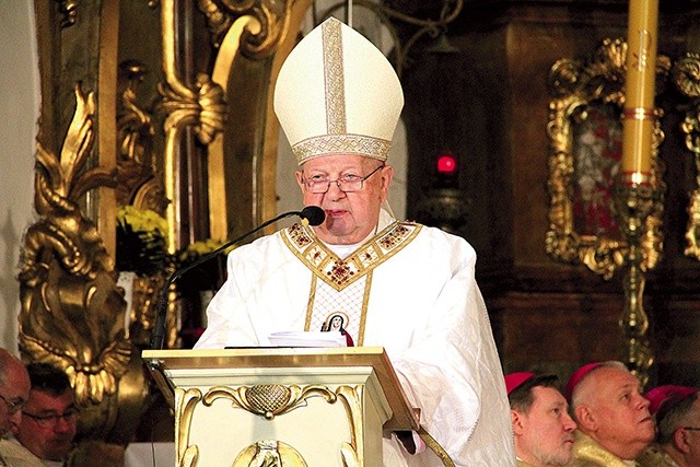 	Kard. Stanisław Dziwisz podczas homilii w bazylice trzebnickiej.