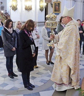 Tradycyjnie, podczas pielgrzymki kobiet do św. Jadwigi, te, które są w stanie błogosławionym, mogą otrzymać indywidualne błogosławieństwo relikwiami księżnej.