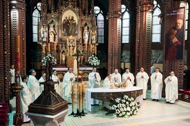 Eucharystia przed otwarciem pierwszej sesji plenarnej. W tle wizerunek Świętych Apostołów Piotra i Pawła, patronów naszej diecezji.