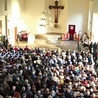 ▲	– W 26-letniej historii waszej parafii spełnia się coś z Ewangelii i z Fatimy, bo choć długie i trudne było tworzenie tej wspólnoty i budowa domu Bożego, to dziś jest wielkie wesele i radość. W ten sposób przekonujemy się, że nikt i nic nie zaszkodzi Bożemu dziełu, plany Boże muszą się zawsze spełnić – mówił biskup płocki.