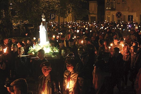 ▲	Procesja fatimska i zawierzenie Rypina Matce Bożej. 