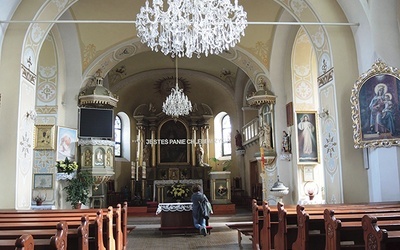 ▼	Wnętrze kościoła parafialnego.