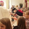 Po homilii arcybiskup poświęcił różańce przyniesione przez dzieci pierwszokomunijne.