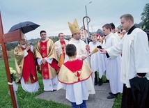 ▲	Podczas jubileuszu bp Leszek Leszkiewicz poświęcił plac  pod budowę nowego domu zakonnego zgromadzenia, który stanie w pobliżu kościoła.