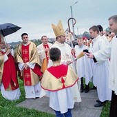 ▲	Podczas jubileuszu bp Leszek Leszkiewicz poświęcił plac  pod budowę nowego domu zakonnego zgromadzenia, który stanie w pobliżu kościoła.