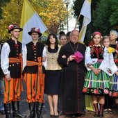 Bp Józef Zawitkowski i ks. Jarosław Swędrak w otoczeniu młodzieży i nauczycieli szkoły w Zduńskiej Dąbrowie