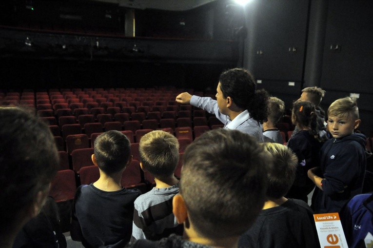 Dzieci z Miastka z wizytą w koszalińskim teatrze