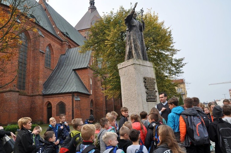 Dzieci z Miastka z wizytą w koszalińskim teatrze