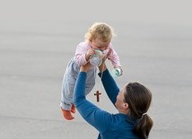 Kobieta podnosi dziecko podczas modlitwy w sanktuarium fatimskim.
12.10.2017 Fatima, Portugalia