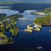 Ks. Mikołaj Kęcik i Hiszpan Isac Gomez zostali posłani do miasteczka Savonlinna na wschodzie Finlandii. Na zdjęciu zamek św. Olafa na jeziorze Savonlinna.