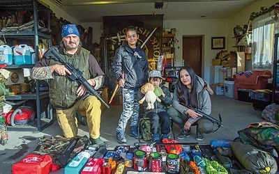 Każdy członek rodziny Czuryłłów ma w garażu spakowany plecak ucieczkowy. Ten Piotra jest największy.