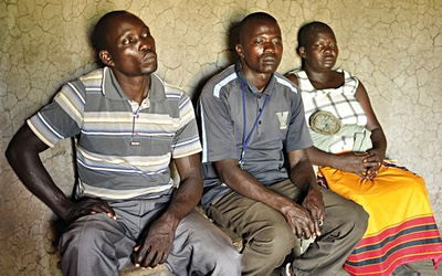 George, Okello i Yosca ze smutkiem opowiadają o losie mieszkańców Apaa.