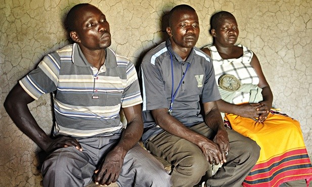 George, Okello i Yosca ze smutkiem opowiadają o losie mieszkańców Apaa.