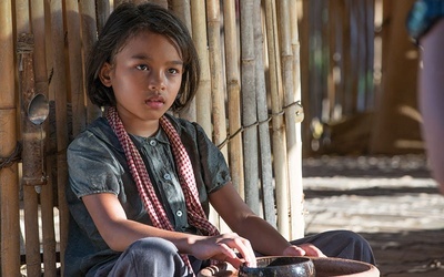 Bohaterka filmu Loung Ung ma 5 lat. Jej przeżycia są odzwierciedleniem prawdziwej historii współscenarzystki filmu.
