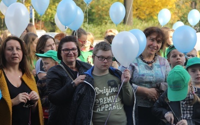 Uczestnicy marszu niesli ze soba balony, które przed katedrą wypuścili do nieba