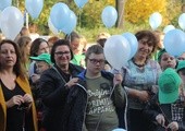 Uczestnicy marszu niesli ze soba balony, które przed katedrą wypuścili do nieba