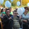 Uczestnicy marszu niesli ze soba balony, które przed katedrą wypuścili do nieba