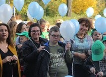 Uczestnicy marszu niesli ze soba balony, które przed katedrą wypuścili do nieba