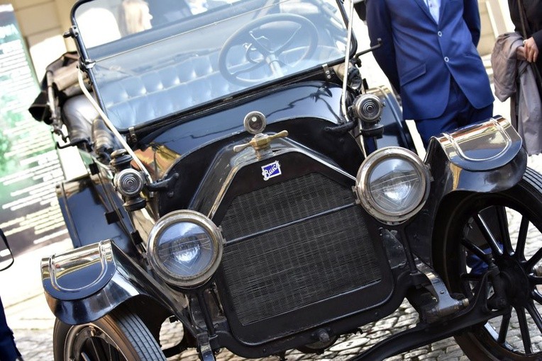 Auto z początku XX wieku było nie lada atrakcją dla fascynatów motoryzacji