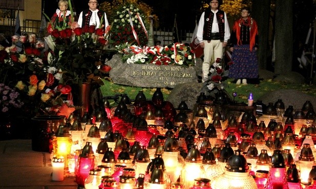 Przy grobie męczennika zapłonęły setki zniczy